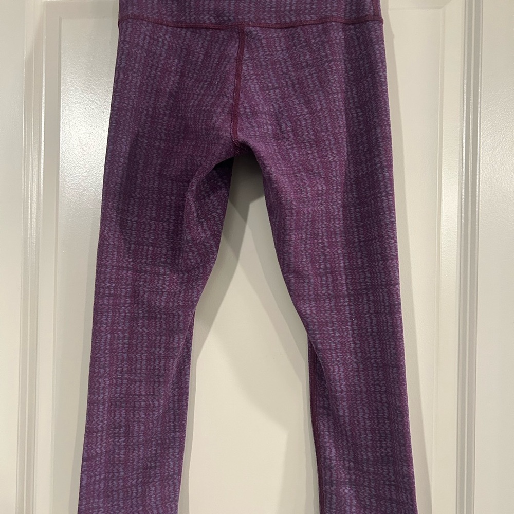 Lululemon cropped Wunderlust purple and blue print. Size 4